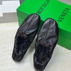 顶级版 Bottega Veneta 葆蝶家2026春夏新款玛丽珍芭蕾舞女鞋 BV字母logo平底方头编织跳舞鞋 材质: 顶级版 Bottega Veneta 葆蝶家2026春夏新款玛丽珍芭蕾舞女鞋 BV字母logo平底方头编织跳舞鞋 材质: