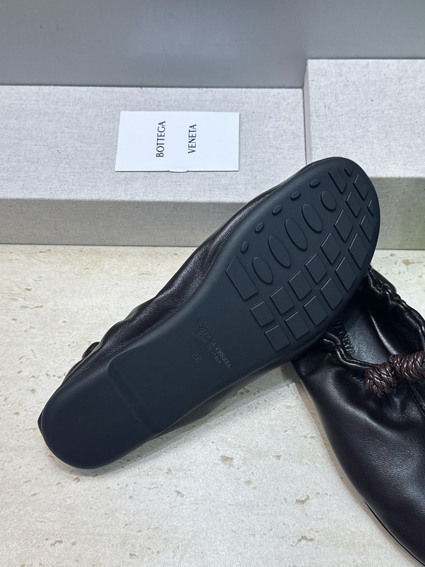 顶级版 Bottega Veneta 葆蝶家2026春夏新款玛丽珍芭蕾舞女鞋 BV字母logo平底方头编织跳舞鞋 材质: 顶级版 Bottega Veneta 葆蝶家2026春夏新款玛丽珍芭蕾舞女鞋 BV字母logo平底方头编织跳舞鞋 材质: