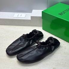 顶级版 Bottega Veneta 葆蝶家2026春夏新款玛丽珍芭蕾舞女鞋 BV字母logo平底方头编织跳舞鞋 材质: 顶级版 Bottega Veneta 葆蝶家2026春夏新款玛丽珍芭蕾舞女鞋 BV字母logo平底方头编织跳舞鞋 材质: