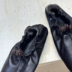 顶级版 Bottega Veneta 葆蝶家2026春夏新款玛丽珍芭蕾舞女鞋 BV字母logo平底方头编织跳舞鞋 材质: 顶级版 Bottega Veneta 葆蝶家2026春夏新款玛丽珍芭蕾舞女鞋 BV字母logo平底方头编织跳舞鞋 材质: