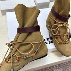 ISABEL MARANT 2026秋冬新款时尚串珠绑带流苏女短靴 伊莎贝尔字母logo五金皮带扣平底圆头一脚蹬拼色机车 ISABEL MARANT 2026秋冬新款时尚串珠绑带流苏女短靴 伊莎贝尔字母logo五金皮带扣平底圆头一脚蹬拼色机车
