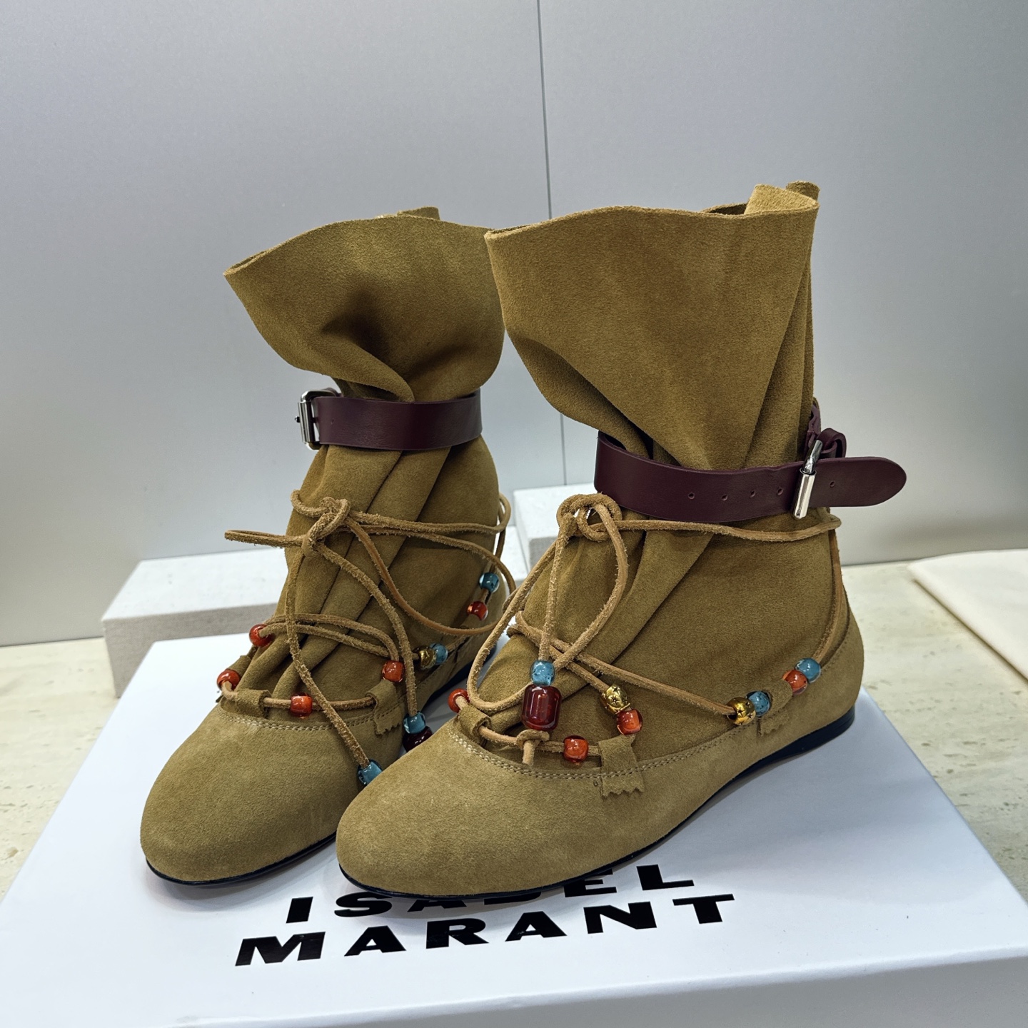ISABEL MARANT 2026秋冬新款时尚串珠绑带流苏女短靴 伊莎贝尔字母logo五金皮带扣平底圆头一脚蹬拼色机车 ISABEL MARANT 2026秋冬新款时尚串珠绑带流苏女短靴 伊莎贝尔字母logo五金皮带扣平底圆头一脚蹬拼色机车