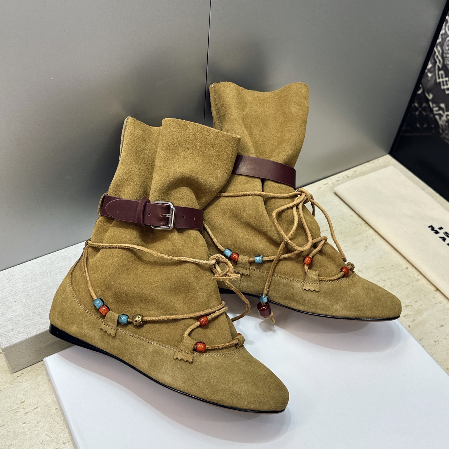 ISABEL MARANT 2026秋冬新款时尚串珠绑带流苏女短靴 伊莎贝尔字母logo五金皮带扣平底圆头一脚蹬拼色机车 ISABEL MARANT 2026秋冬新款时尚串珠绑带流苏女短靴 伊莎贝尔字母logo五金皮带扣平底圆头一脚蹬拼色机车