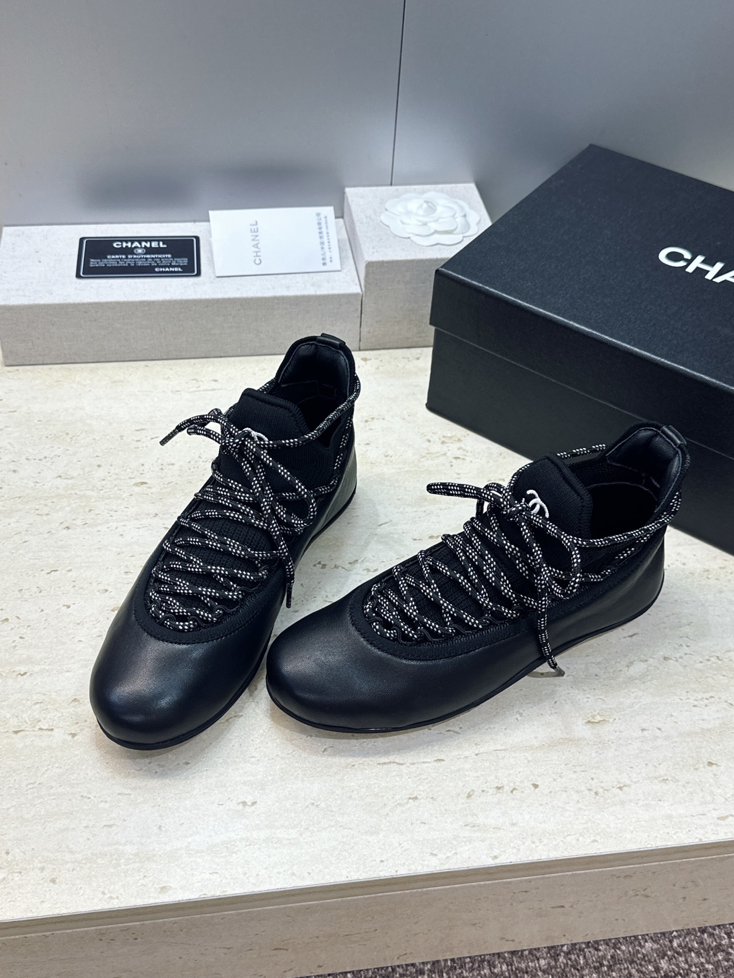 CHANEL 香奈儿2026春夏新款系带阿甘休闲徳训女鞋 小香双C字母logo圆头拼色运动跑鞋 材质:鞋面进口小牛皮/进 CHANEL 香奈儿2026春夏新款系带阿甘休闲徳训女鞋 小香双C字母logo圆头拼色运动跑鞋 材质:鞋面进口小牛皮/进