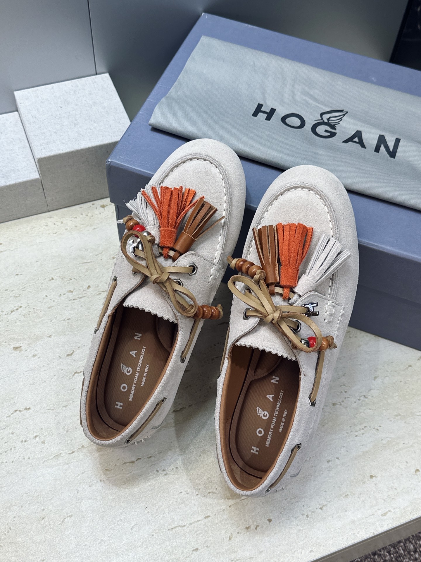 Hogan 2026早春新款串珠流苏休闲豆豆女鞋 霍根明星同款字母logo平底圆头拼色乐福鞋 材质:鞋面进口羊猄皮+水染 Hogan 2026早春新款串珠流苏休闲豆豆女鞋 霍根明星同款字母logo平底圆头拼色乐福鞋 材质:鞋面进口羊猄皮+水染