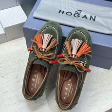 Hogan 2026早春新款串珠流苏休闲豆豆女鞋 霍根明星同款字母logo平底圆头拼色乐福鞋 材质:鞋面进口羊猄皮+水染 Hogan 2026早春新款串珠流苏休闲豆豆女鞋 霍根明星同款字母logo平底圆头拼色乐福鞋 材质:鞋面进口羊猄皮+水染