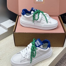 (配全套飞机盒) 顶级版Miumiu 2026春夏新款高定系列走秀新款系带休闲运动小白鞋 缪缪明星同款字母logo厚底圆 (配全套飞机盒) 顶级版Miumiu 2026春夏新款高定系列走秀新款系带休闲运动小白鞋 缪缪明星同款字母logo厚底圆