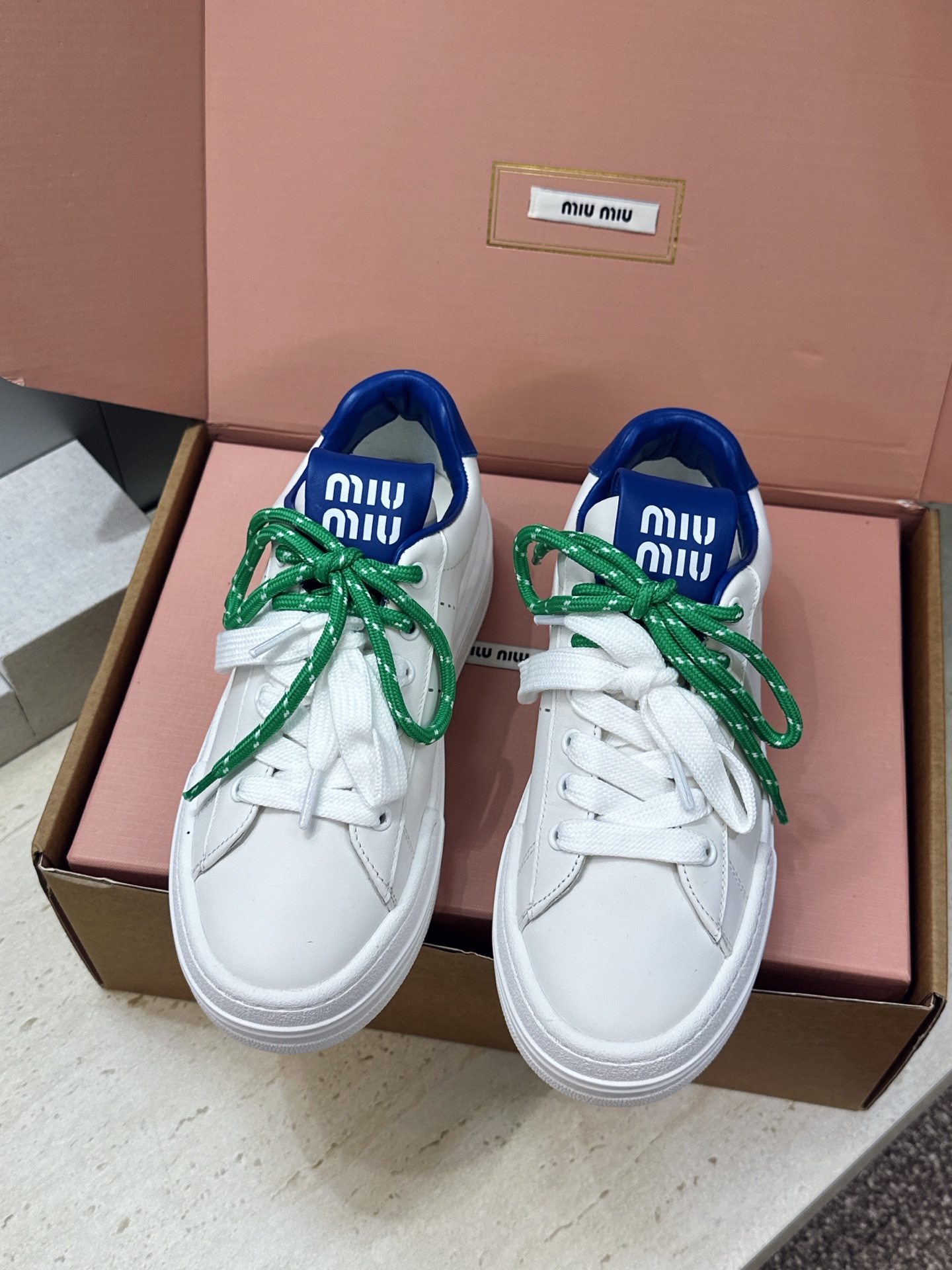 (配全套飞机盒) 顶级版Miumiu 2026春夏新款高定系列走秀新款系带休闲运动小白鞋 缪缪明星同款字母logo厚底圆 (配全套飞机盒) 顶级版Miumiu 2026春夏新款高定系列走秀新款系带休闲运动小白鞋 缪缪明星同款字母logo厚底圆