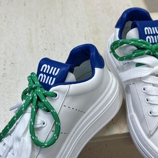 (配全套飞机盒) 顶级版Miumiu 2026春夏新款高定系列走秀新款系带休闲运动小白鞋 缪缪明星同款字母logo厚底圆 (配全套飞机盒) 顶级版Miumiu 2026春夏新款高定系列走秀新款系带休闲运动小白鞋 缪缪明星同款字母logo厚底圆