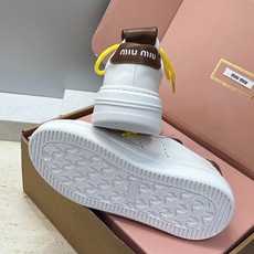 (配全套飞机盒) 顶级版Miumiu 2026春夏新款高定系列走秀新款系带休闲运动小白鞋 缪缪明星同款字母logo厚底圆 (配全套飞机盒) 顶级版Miumiu 2026春夏新款高定系列走秀新款系带休闲运动小白鞋 缪缪明星同款字母logo厚底圆
