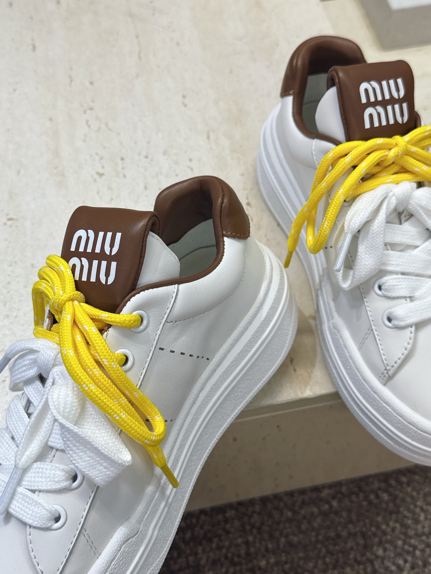 (配全套飞机盒) 顶级版Miumiu 2026春夏新款高定系列走秀新款系带休闲运动小白鞋 缪缪明星同款字母logo厚底圆 (配全套飞机盒) 顶级版Miumiu 2026春夏新款高定系列走秀新款系带休闲运动小白鞋 缪缪明星同款字母logo厚底圆