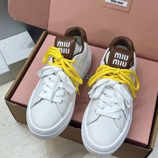 (配全套飞机盒) 顶级版Miumiu 2026春夏新款高定系列走秀新款系带休闲运动小白鞋 缪缪明星同款字母logo厚底圆 (配全套飞机盒) 顶级版Miumiu 2026春夏新款高定系列走秀新款系带休闲运动小白鞋 缪缪明星同款字母logo厚底圆