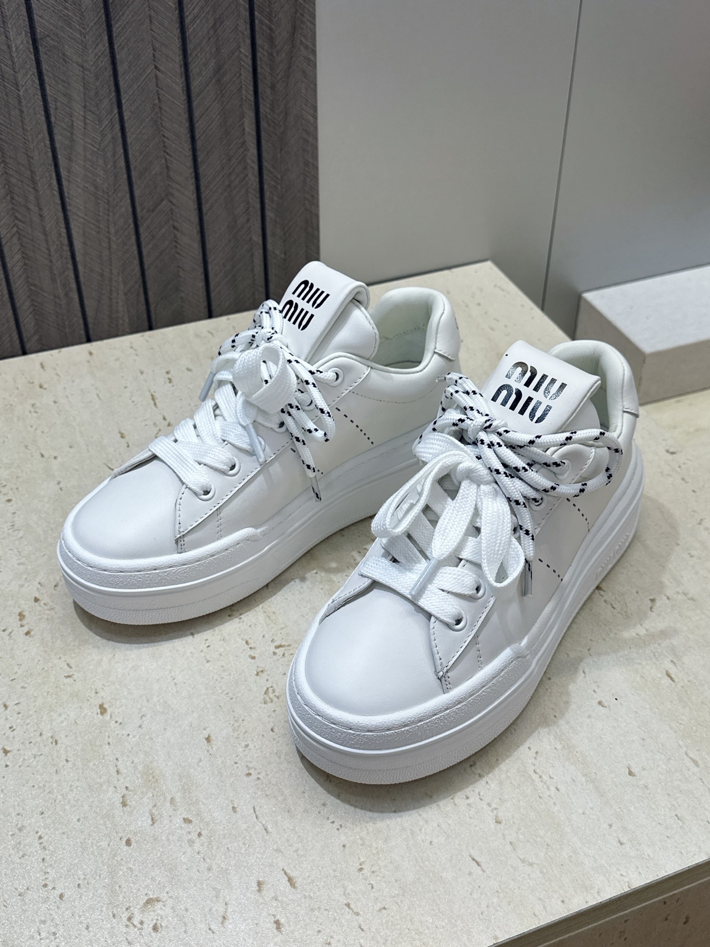 (配全套飞机盒) 顶级版Miumiu 2026春夏新款高定系列走秀新款系带休闲运动小白鞋 缪缪明星同款字母logo厚底圆 (配全套飞机盒) 顶级版Miumiu 2026春夏新款高定系列走秀新款系带休闲运动小白鞋 缪缪明星同款字母logo厚底圆