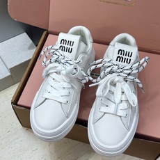 (配全套飞机盒) 顶级版Miumiu 2026春夏新款高定系列走秀新款系带休闲运动小白鞋 缪缪明星同款字母logo厚底圆 (配全套飞机盒) 顶级版Miumiu 2026春夏新款高定系列走秀新款系带休闲运动小白鞋 缪缪明星同款字母logo厚底圆