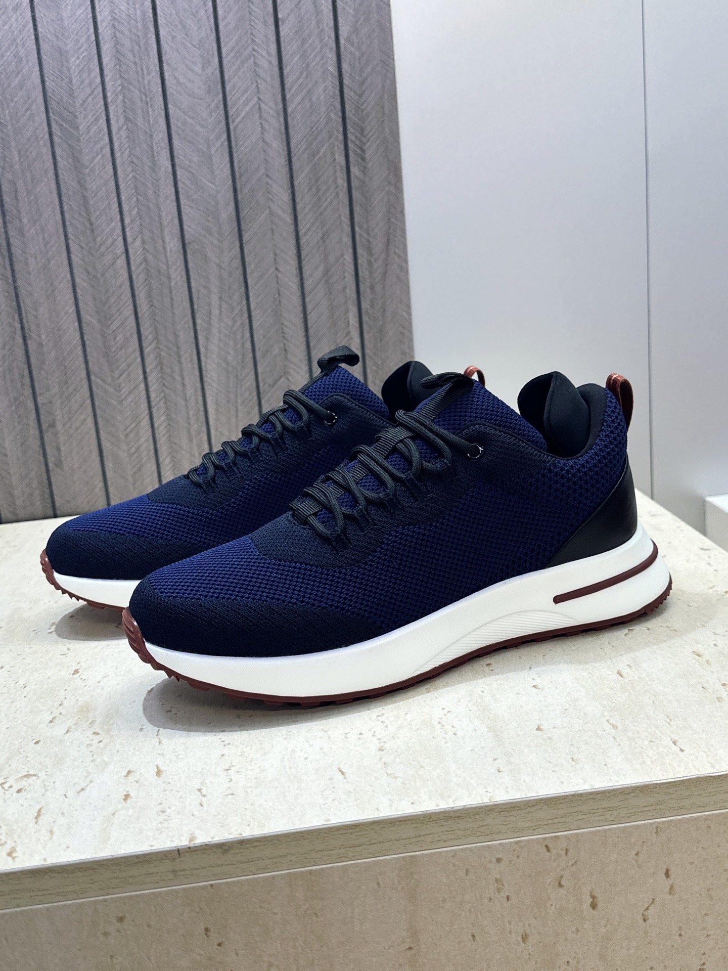 顶级版 Loro Piana 诺悠.翩雅 2026春夏经典系列休闲系带男跑鞋 LP字母logo厚底圆头老钱风拼色运动鞋 顶级版 Loro Piana 诺悠.翩雅 2026春夏经典系列休闲系带男跑鞋 LP字母logo厚底圆头老钱风拼色运动鞋
