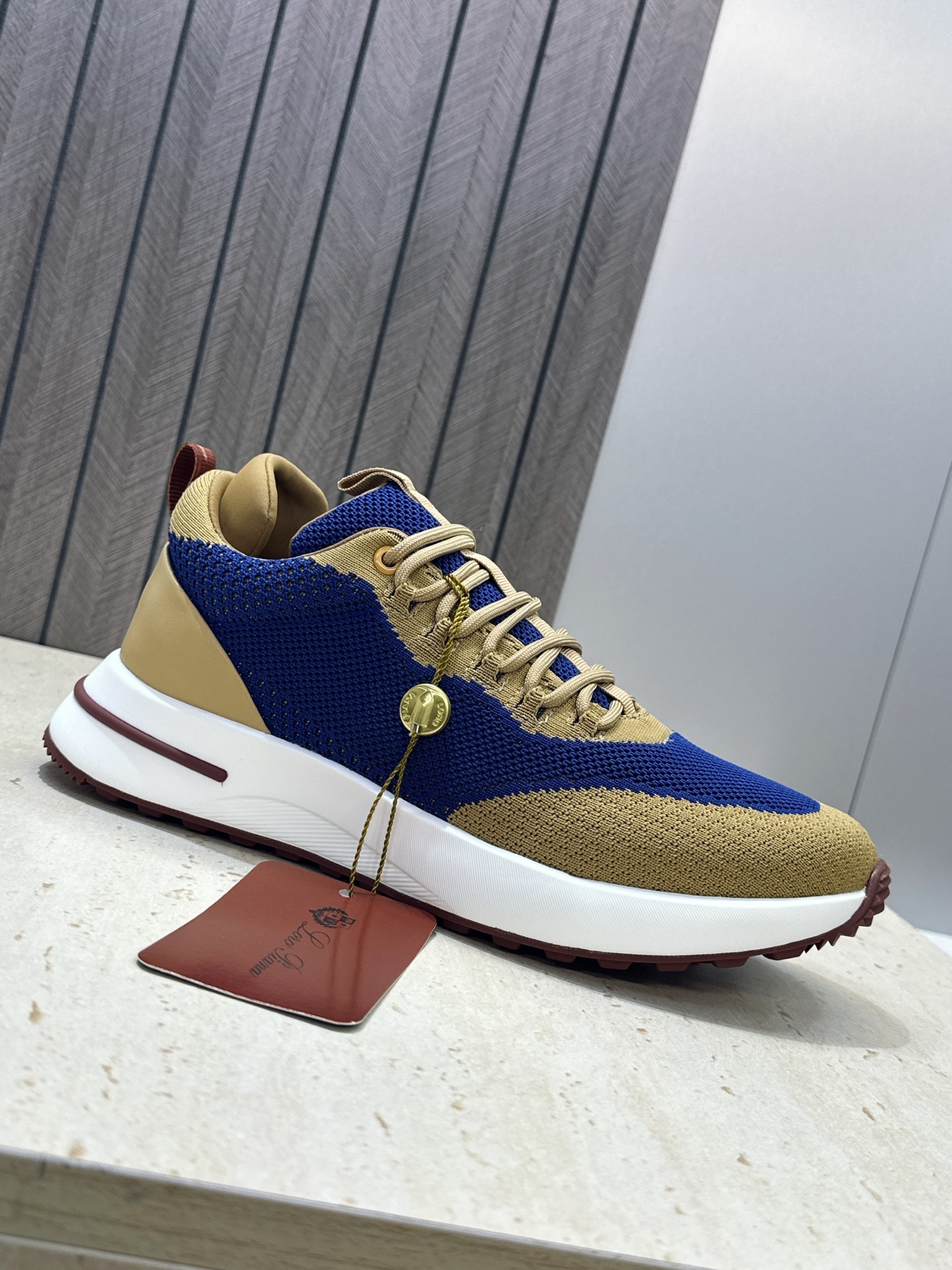 顶级版 Loro Piana 诺悠.翩雅 2026春夏经典系列休闲系带男跑鞋 LP字母logo厚底圆头老钱风拼色运动鞋 顶级版 Loro Piana 诺悠.翩雅 2026春夏经典系列休闲系带男跑鞋 LP字母logo厚底圆头老钱风拼色运动鞋