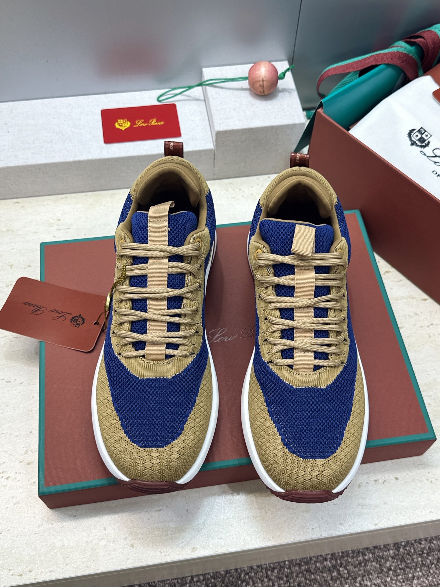 顶级版 Loro Piana 诺悠.翩雅 2026春夏经典系列休闲系带男跑鞋 LP字母logo厚底圆头老钱风拼色运动鞋 顶级版 Loro Piana 诺悠.翩雅 2026春夏经典系列休闲系带男跑鞋 LP字母logo厚底圆头老钱风拼色运动鞋