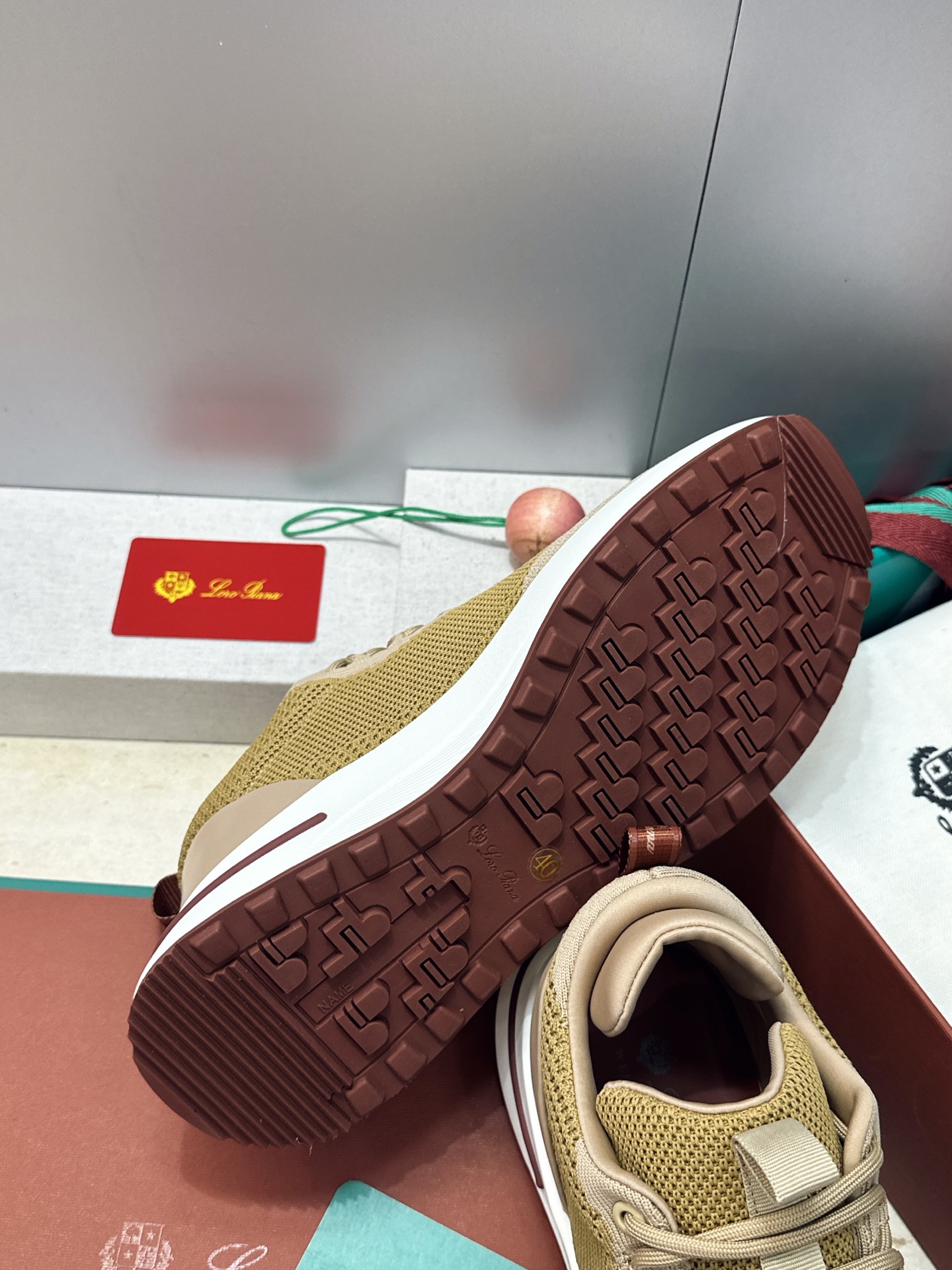 顶级版 Loro Piana 诺悠.翩雅 2026春夏经典系列休闲系带男跑鞋 LP字母logo厚底圆头老钱风拼色运动鞋 顶级版 Loro Piana 诺悠.翩雅 2026春夏经典系列休闲系带男跑鞋 LP字母logo厚底圆头老钱风拼色运动鞋