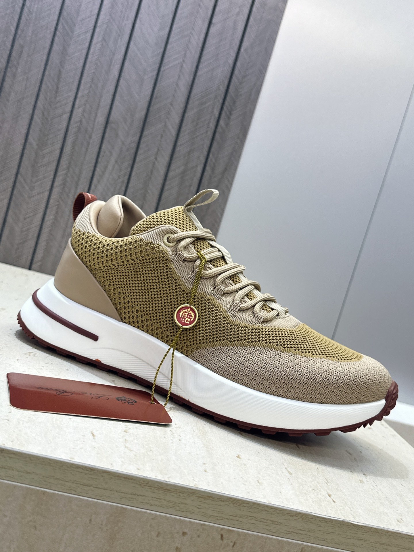 顶级版 Loro Piana 诺悠.翩雅 2026春夏经典系列休闲系带男跑鞋 LP字母logo厚底圆头老钱风拼色运动鞋 顶级版 Loro Piana 诺悠.翩雅 2026春夏经典系列休闲系带男跑鞋 LP字母logo厚底圆头老钱风拼色运动鞋