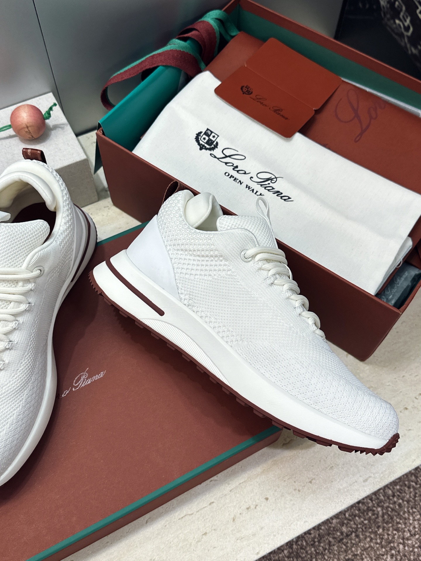 顶级版 Loro Piana 诺悠.翩雅 2026春夏经典系列休闲系带男跑鞋 LP字母logo厚底圆头老钱风拼色运动鞋 顶级版 Loro Piana 诺悠.翩雅 2026春夏经典系列休闲系带男跑鞋 LP字母logo厚底圆头老钱风拼色运动鞋