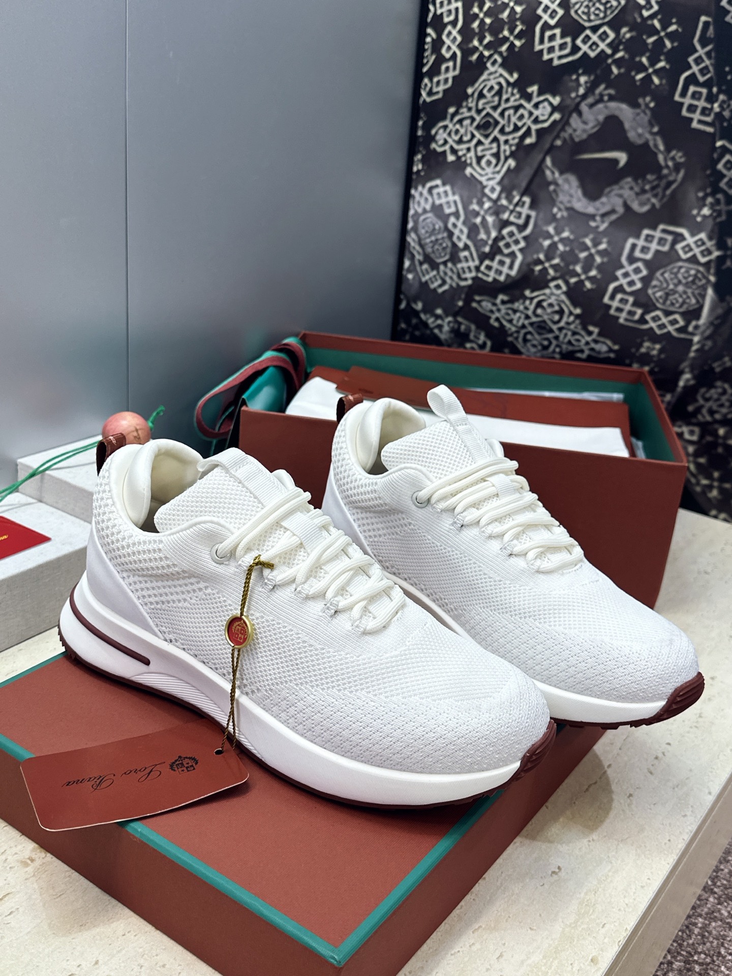 顶级版 Loro Piana 诺悠.翩雅 2026春夏经典系列休闲系带男跑鞋 LP字母logo厚底圆头老钱风拼色运动鞋 顶级版 Loro Piana 诺悠.翩雅 2026春夏经典系列休闲系带男跑鞋 LP字母logo厚底圆头老钱风拼色运动鞋