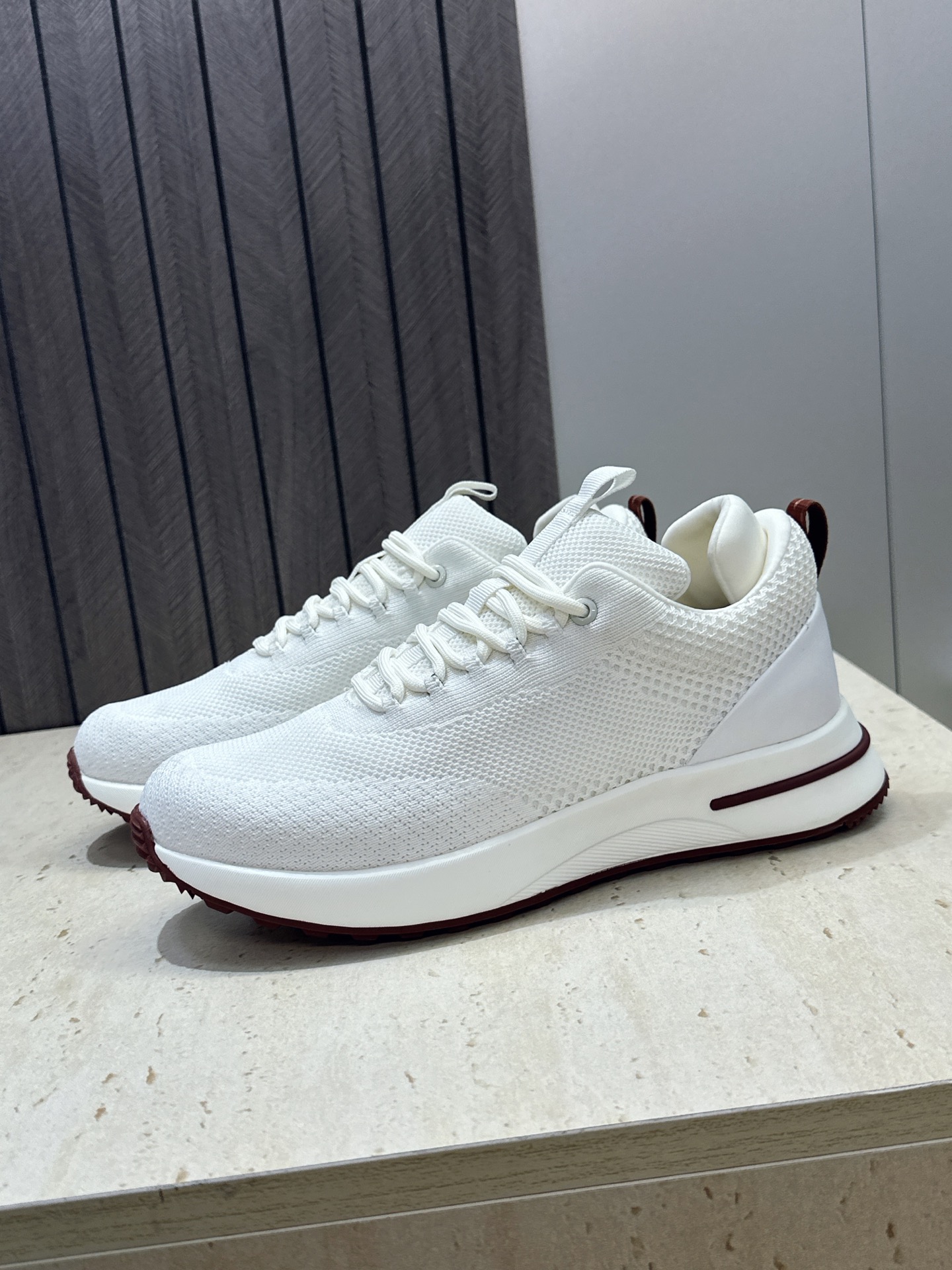顶级版 Loro Piana 诺悠.翩雅 2026春夏经典系列休闲系带男跑鞋 LP字母logo厚底圆头老钱风拼色运动鞋 顶级版 Loro Piana 诺悠.翩雅 2026春夏经典系列休闲系带男跑鞋 LP字母logo厚底圆头老钱风拼色运动鞋