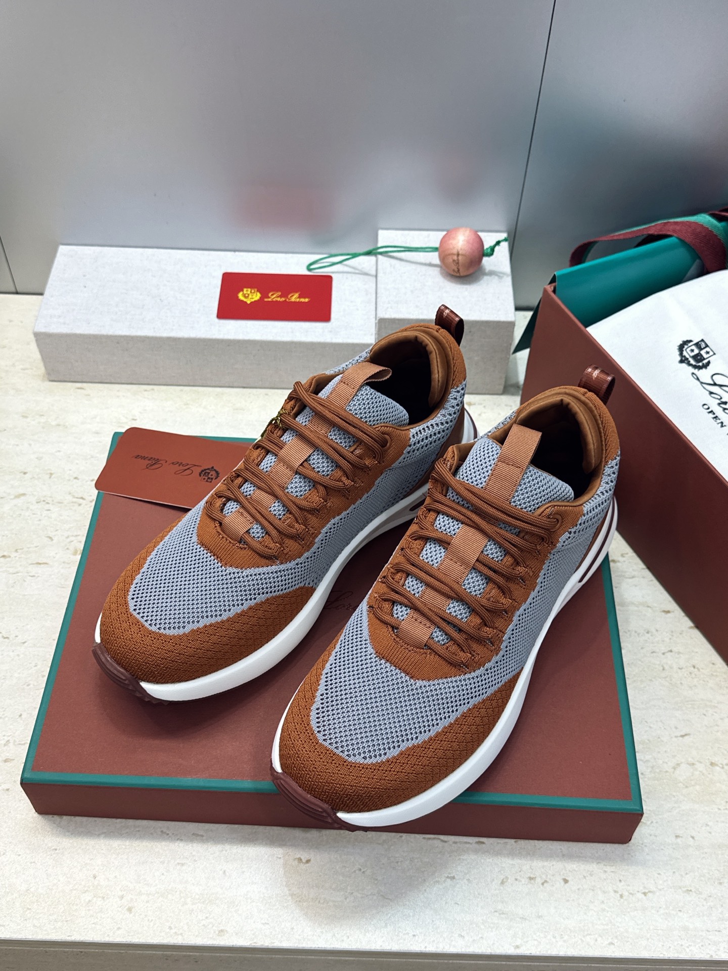 顶级版 Loro Piana 诺悠.翩雅 2026春夏经典系列休闲系带男跑鞋 LP字母logo厚底圆头老钱风拼色运动鞋 顶级版 Loro Piana 诺悠.翩雅 2026春夏经典系列休闲系带男跑鞋 LP字母logo厚底圆头老钱风拼色运动鞋