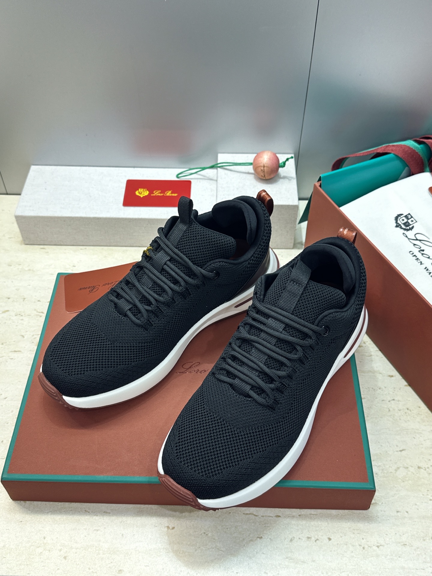 顶级版 Loro Piana 诺悠.翩雅 2026春夏经典系列休闲系带男跑鞋 LP字母logo厚底圆头老钱风拼色运动鞋 顶级版 Loro Piana 诺悠.翩雅 2026春夏经典系列休闲系带男跑鞋 LP字母logo厚底圆头老钱风拼色运动鞋