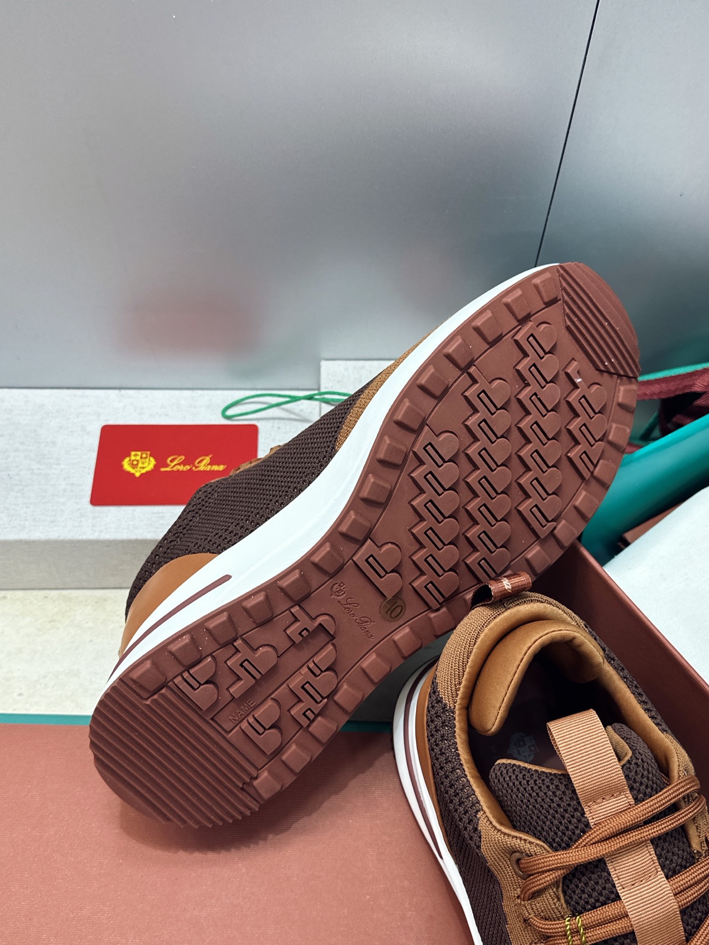 顶级版 Loro Piana 诺悠.翩雅 2026春夏经典系列休闲系带男跑鞋 LP字母logo厚底圆头老钱风拼色运动鞋 