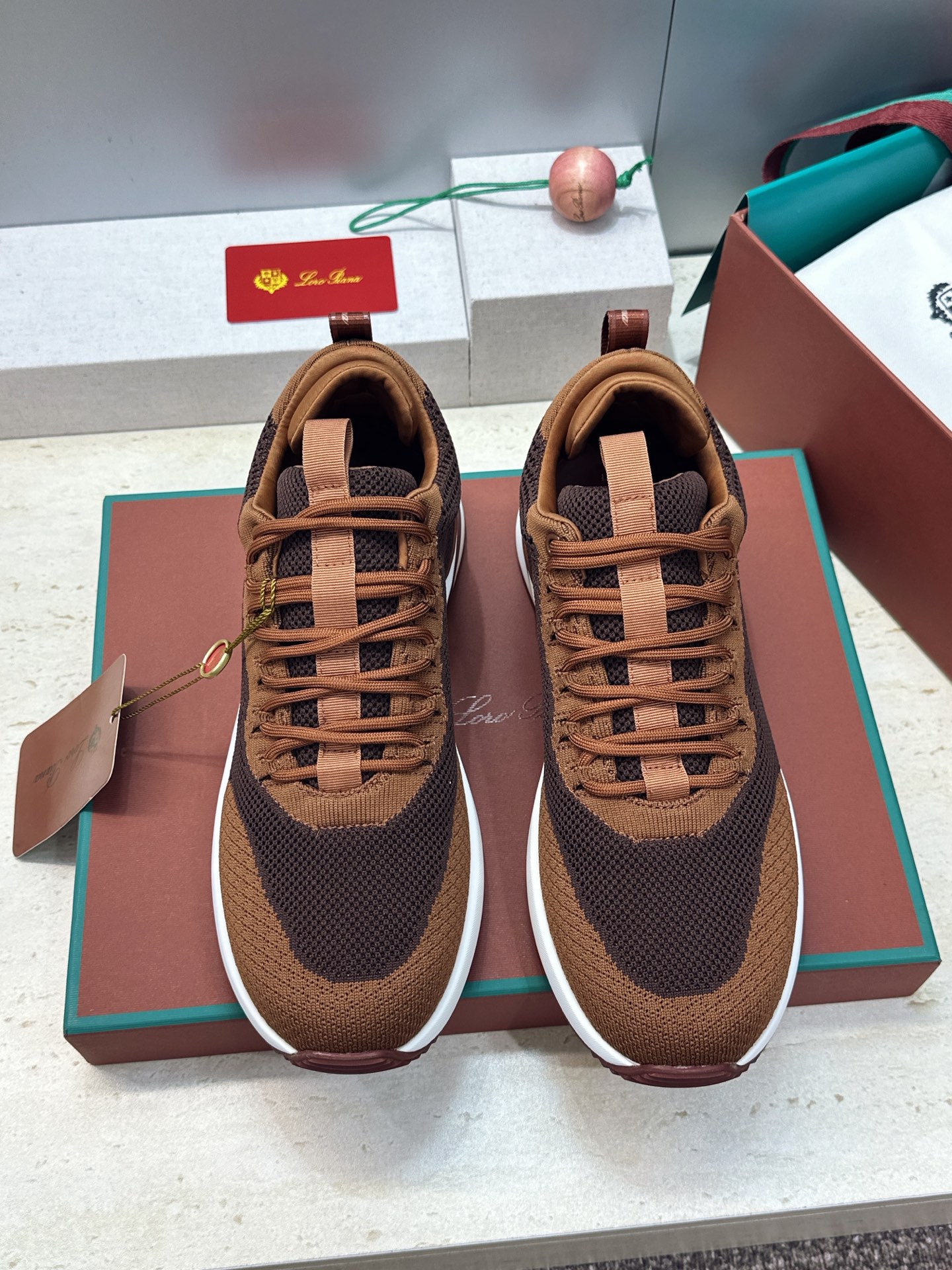 顶级版 Loro Piana 诺悠.翩雅 2026春夏经典系列休闲系带男跑鞋 LP字母logo厚底圆头老钱风拼色运动鞋 