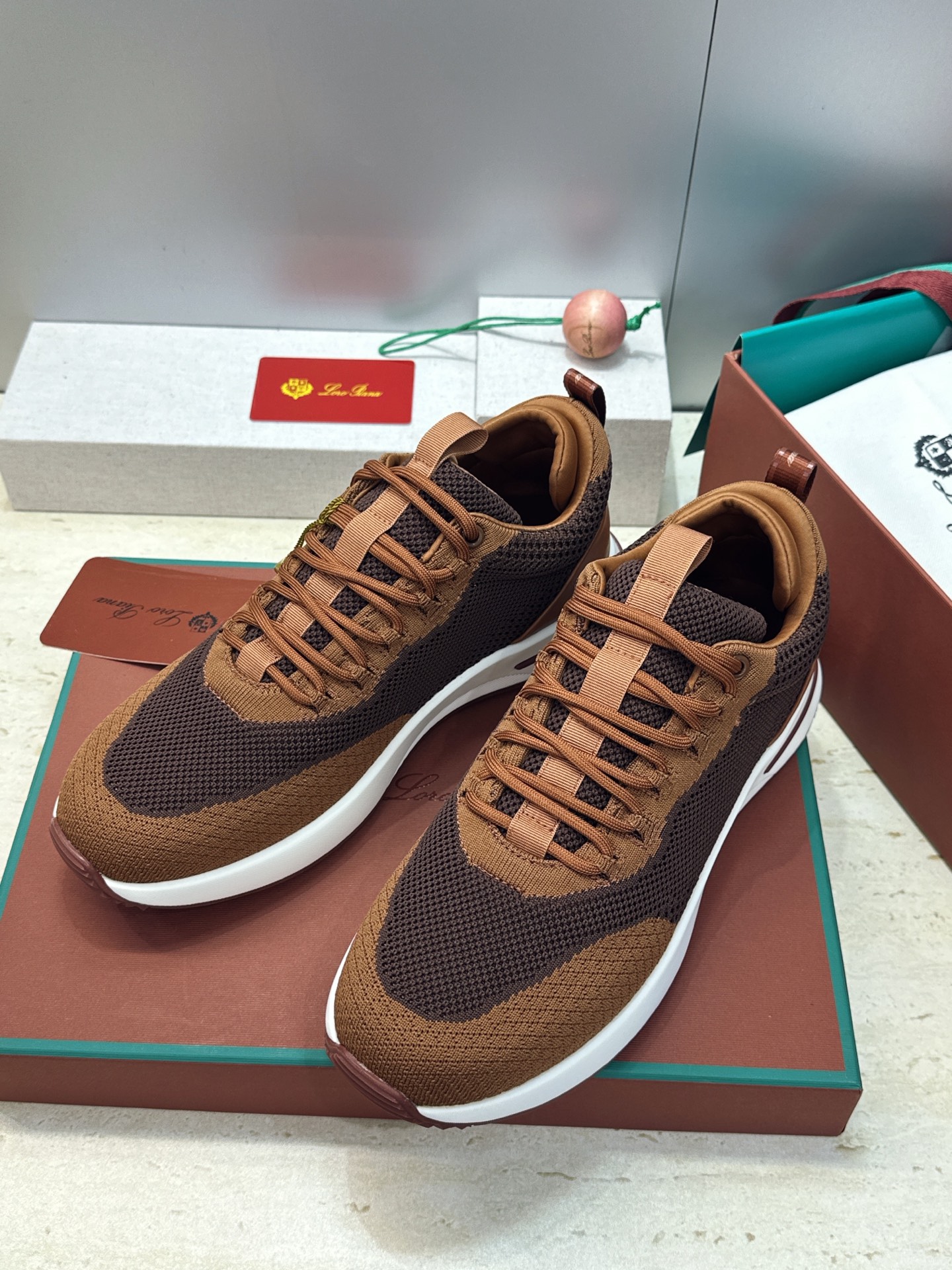 顶级版 Loro Piana 诺悠.翩雅 2026春夏经典系列休闲系带男跑鞋 LP字母logo厚底圆头老钱风拼色运动鞋 