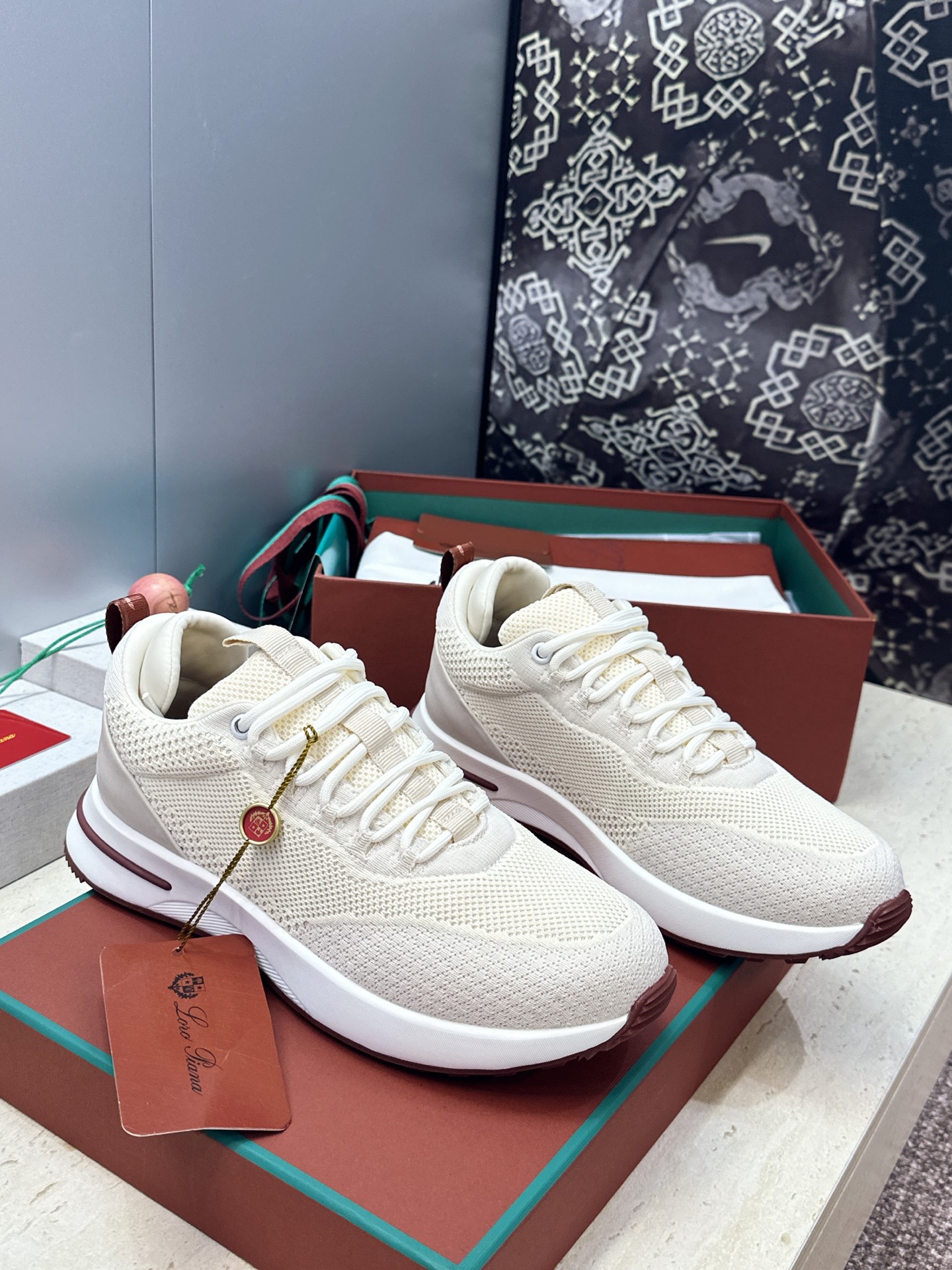 顶级版 Loro Piana 诺悠.翩雅 2026春夏经典系列休闲系带男跑鞋 LP字母logo厚底圆头老钱风拼色运动鞋 
