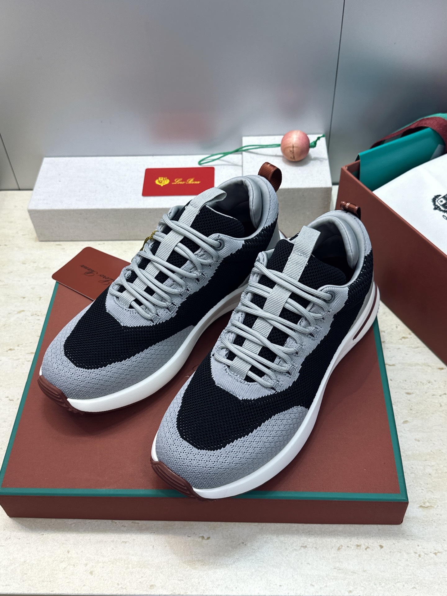 顶级版 Loro Piana 诺悠.翩雅 2026春夏经典系列休闲系带男跑鞋 LP字母logo厚底圆头老钱风拼色运动鞋 顶级版 Loro Piana 诺悠.翩雅 2026春夏经典系列休闲系带男跑鞋 LP字母logo厚底圆头老钱风拼色运动鞋