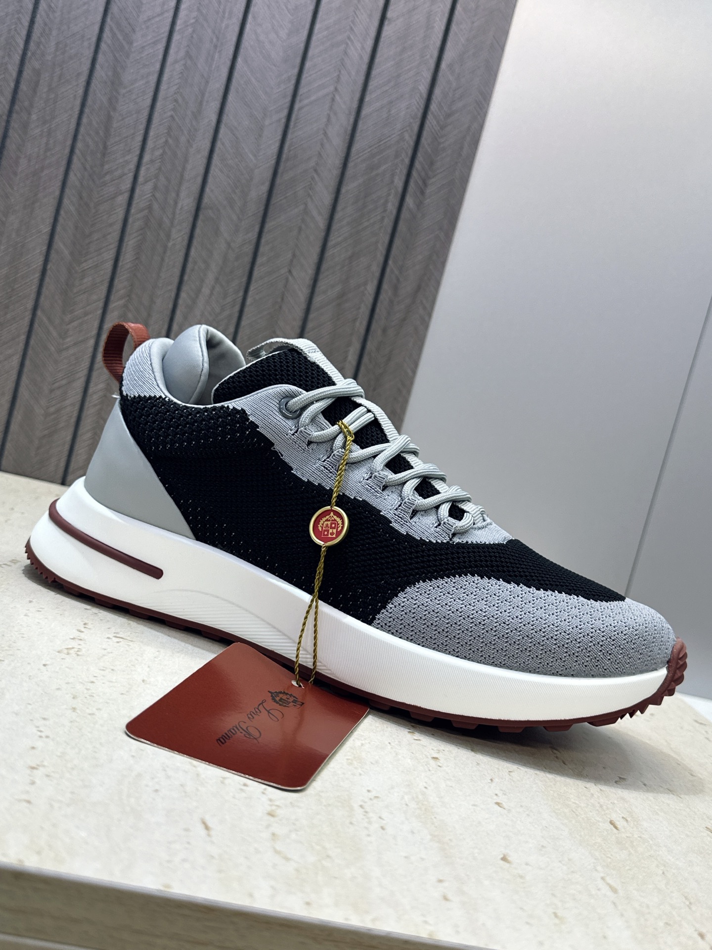 顶级版 Loro Piana 诺悠.翩雅 2026春夏经典系列休闲系带男跑鞋 LP字母logo厚底圆头老钱风拼色运动鞋 顶级版 Loro Piana 诺悠.翩雅 2026春夏经典系列休闲系带男跑鞋 LP字母logo厚底圆头老钱风拼色运动鞋