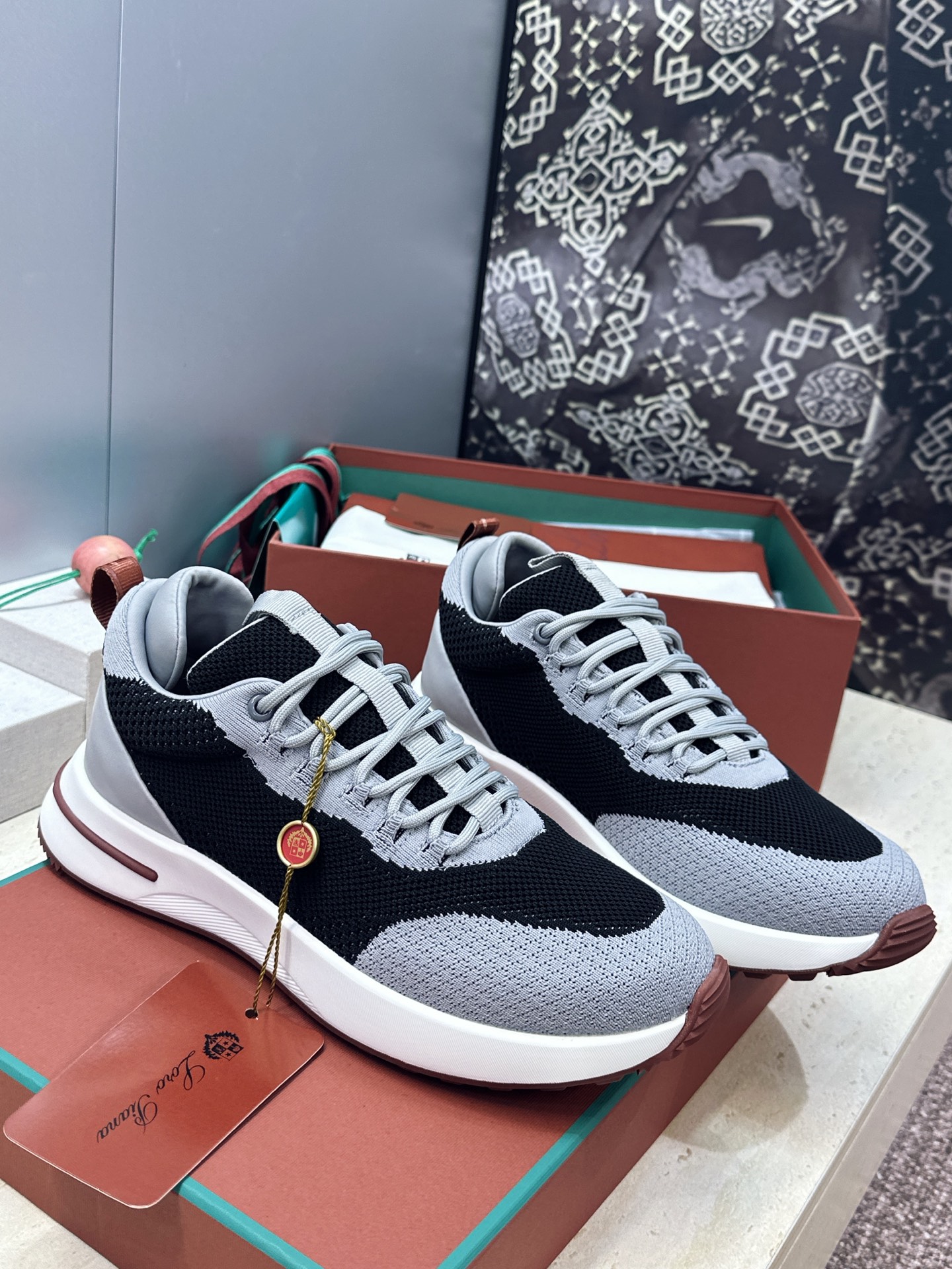 顶级版 Loro Piana 诺悠.翩雅 2026春夏经典系列休闲系带男跑鞋 LP字母logo厚底圆头老钱风拼色运动鞋 