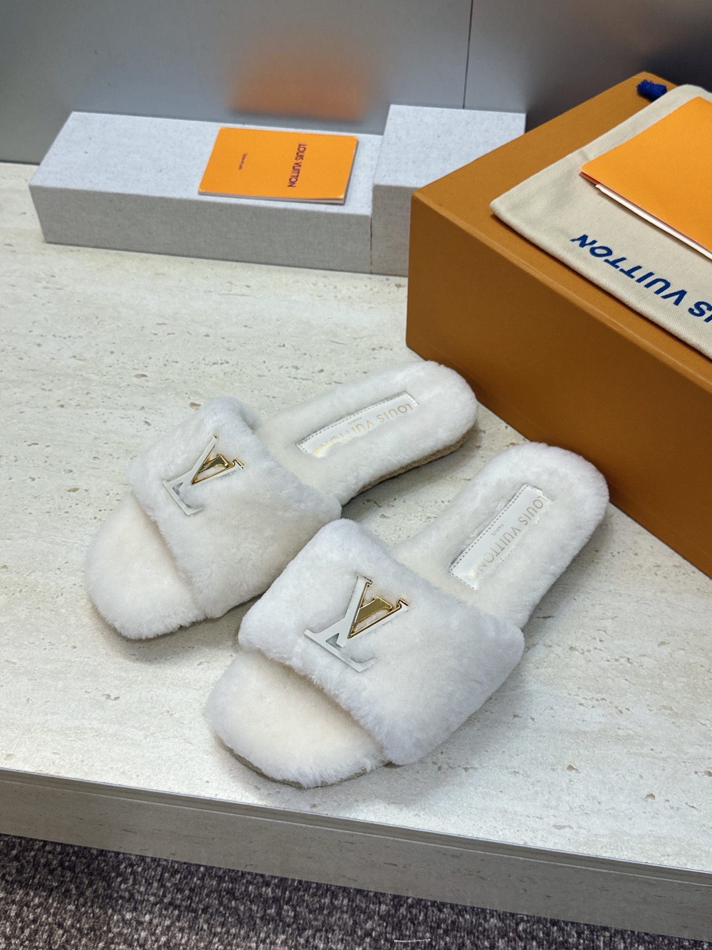Louis Vuitton 2026秋冬新款时尚百搭羊羔毛女拖鞋 LV字母logo五金扣平底拼色露趾草编居家鞋 材质: Louis Vuitton 2026秋冬新款时尚百搭羊羔毛女拖鞋 LV字母logo五金扣平底拼色露趾草编居家鞋 材质: