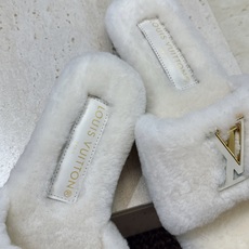 Louis Vuitton 2026秋冬新款时尚百搭羊羔毛女拖鞋 LV字母logo五金扣平底拼色露趾草编居家鞋 材质: Louis Vuitton 2026秋冬新款时尚百搭羊羔毛女拖鞋 LV字母logo五金扣平底拼色露趾草编居家鞋 材质: