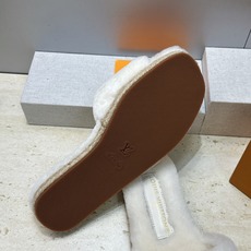 Louis Vuitton 2026秋冬新款时尚百搭羊羔毛女拖鞋 LV字母logo五金扣平底拼色露趾草编居家鞋 材质: Louis Vuitton 2026秋冬新款时尚百搭羊羔毛女拖鞋 LV字母logo五金扣平底拼色露趾草编居家鞋 材质: