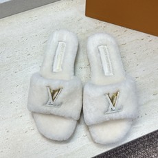Louis Vuitton 2026秋冬新款时尚百搭羊羔毛女拖鞋 LV字母logo五金扣平底拼色露趾草编居家鞋 材质: Louis Vuitton 2026秋冬新款时尚百搭羊羔毛女拖鞋 LV字母logo五金扣平底拼色露趾草编居家鞋 材质: