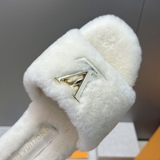 Louis Vuitton 2026秋冬新款时尚百搭羊羔毛女拖鞋 LV字母logo五金扣平底拼色露趾草编居家鞋 材质: Louis Vuitton 2026秋冬新款时尚百搭羊羔毛女拖鞋 LV字母logo五金扣平底拼色露趾草编居家鞋 材质: