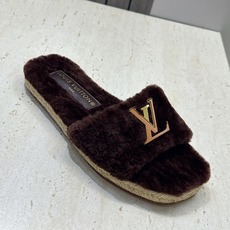 Louis Vuitton 2026秋冬新款时尚百搭羊羔毛女拖鞋 LV字母logo五金扣平底拼色露趾草编居家鞋 材质: Louis Vuitton 2026秋冬新款时尚百搭羊羔毛女拖鞋 LV字母logo五金扣平底拼色露趾草编居家鞋 材质: