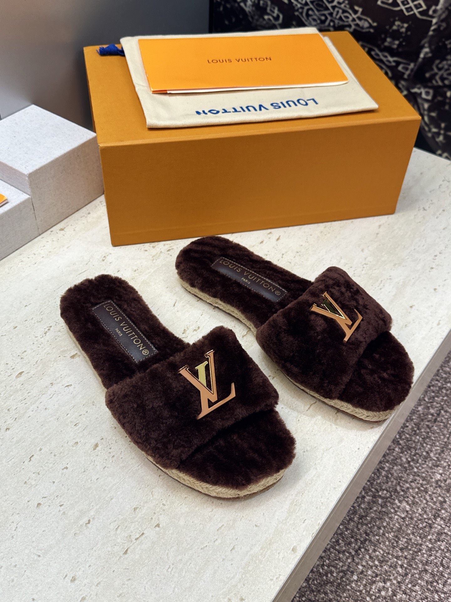 Louis Vuitton 2026秋冬新款时尚百搭羊羔毛女拖鞋 LV字母logo五金扣平底拼色露趾草编居家鞋  材质: