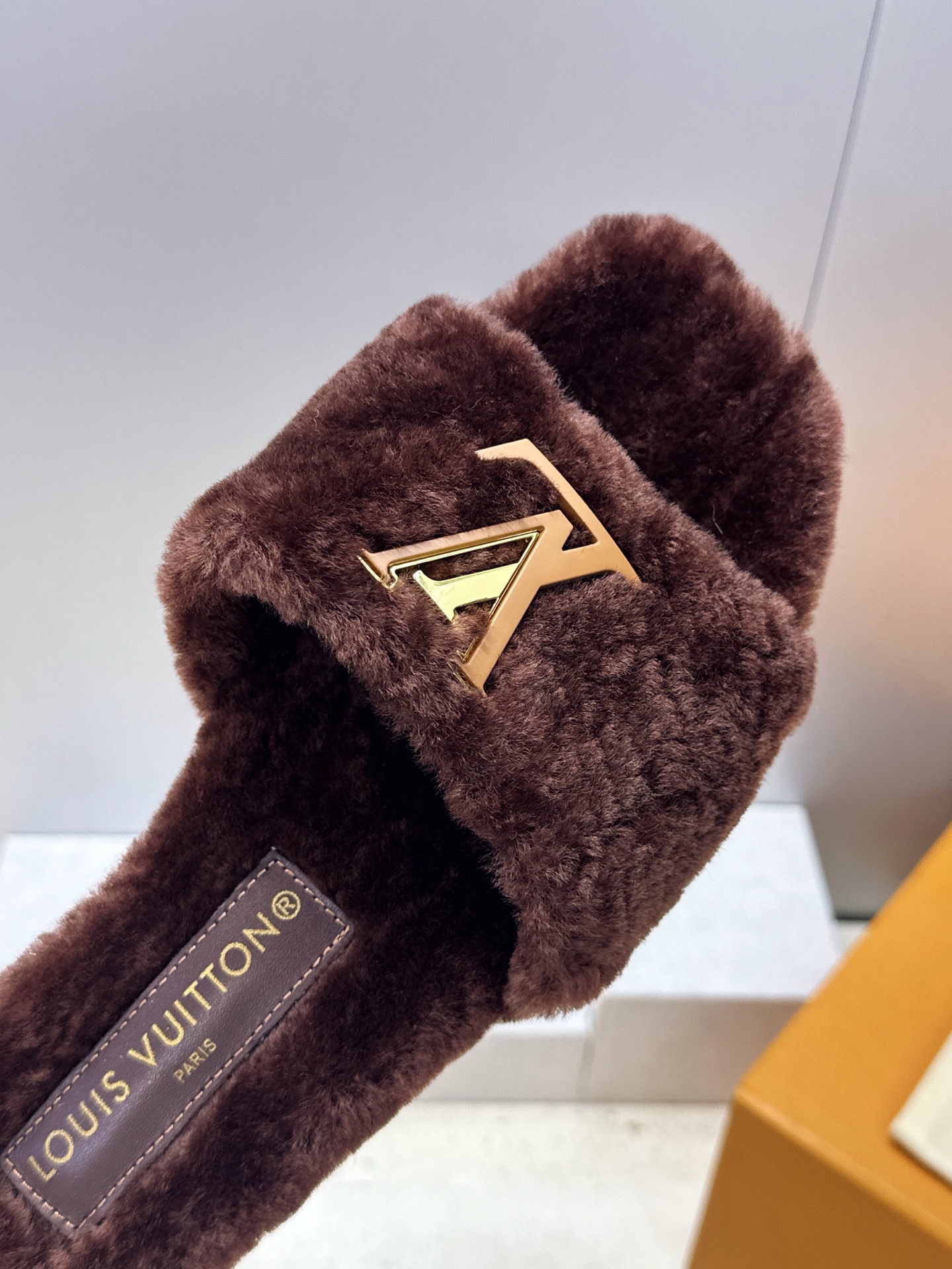 Louis Vuitton 2026秋冬新款时尚百搭羊羔毛女拖鞋 LV字母logo五金扣平底拼色露趾草编居家鞋 材质: Louis Vuitton 2026秋冬新款时尚百搭羊羔毛女拖鞋 LV字母logo五金扣平底拼色露趾草编居家鞋 材质: