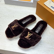 Louis Vuitton 2026秋冬新款时尚百搭羊羔毛女拖鞋 LV字母logo五金扣平底拼色露趾草编居家鞋 材质: Louis Vuitton 2026秋冬新款时尚百搭羊羔毛女拖鞋 LV字母logo五金扣平底拼色露趾草编居家鞋 材质: