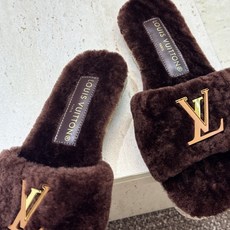 Louis Vuitton 2026秋冬新款时尚百搭羊羔毛女拖鞋 LV字母logo五金扣平底拼色露趾草编居家鞋 材质: Louis Vuitton 2026秋冬新款时尚百搭羊羔毛女拖鞋 LV字母logo五金扣平底拼色露趾草编居家鞋 材质: