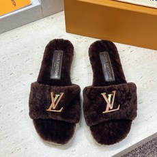 Louis Vuitton 2026秋冬新款时尚百搭羊羔毛女拖鞋 LV字母logo五金扣平底拼色露趾草编居家鞋 材质: Louis Vuitton 2026秋冬新款时尚百搭羊羔毛女拖鞋 LV字母logo五金扣平底拼色露趾草编居家鞋 材质: