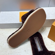 Louis Vuitton 2026秋冬新款时尚百搭羊羔毛女拖鞋 LV字母logo五金扣平底拼色露趾草编居家鞋 材质: Louis Vuitton 2026秋冬新款时尚百搭羊羔毛女拖鞋 LV字母logo五金扣平底拼色露趾草编居家鞋 材质: