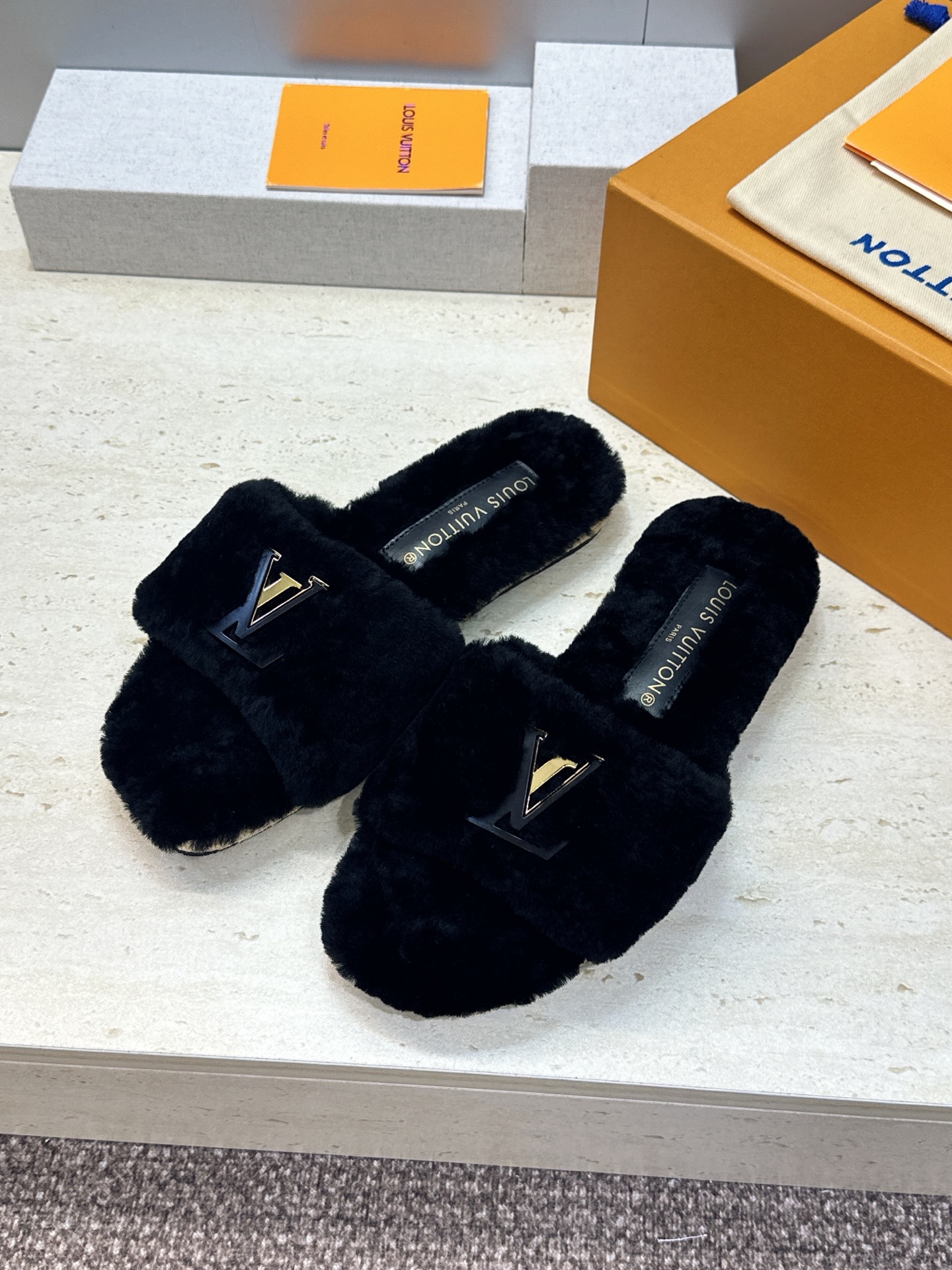 Louis Vuitton 2026秋冬新款时尚百搭羊羔毛女拖鞋 LV字母logo五金扣平底拼色露趾草编居家鞋 材质: Louis Vuitton 2026秋冬新款时尚百搭羊羔毛女拖鞋 LV字母logo五金扣平底拼色露趾草编居家鞋 材质: