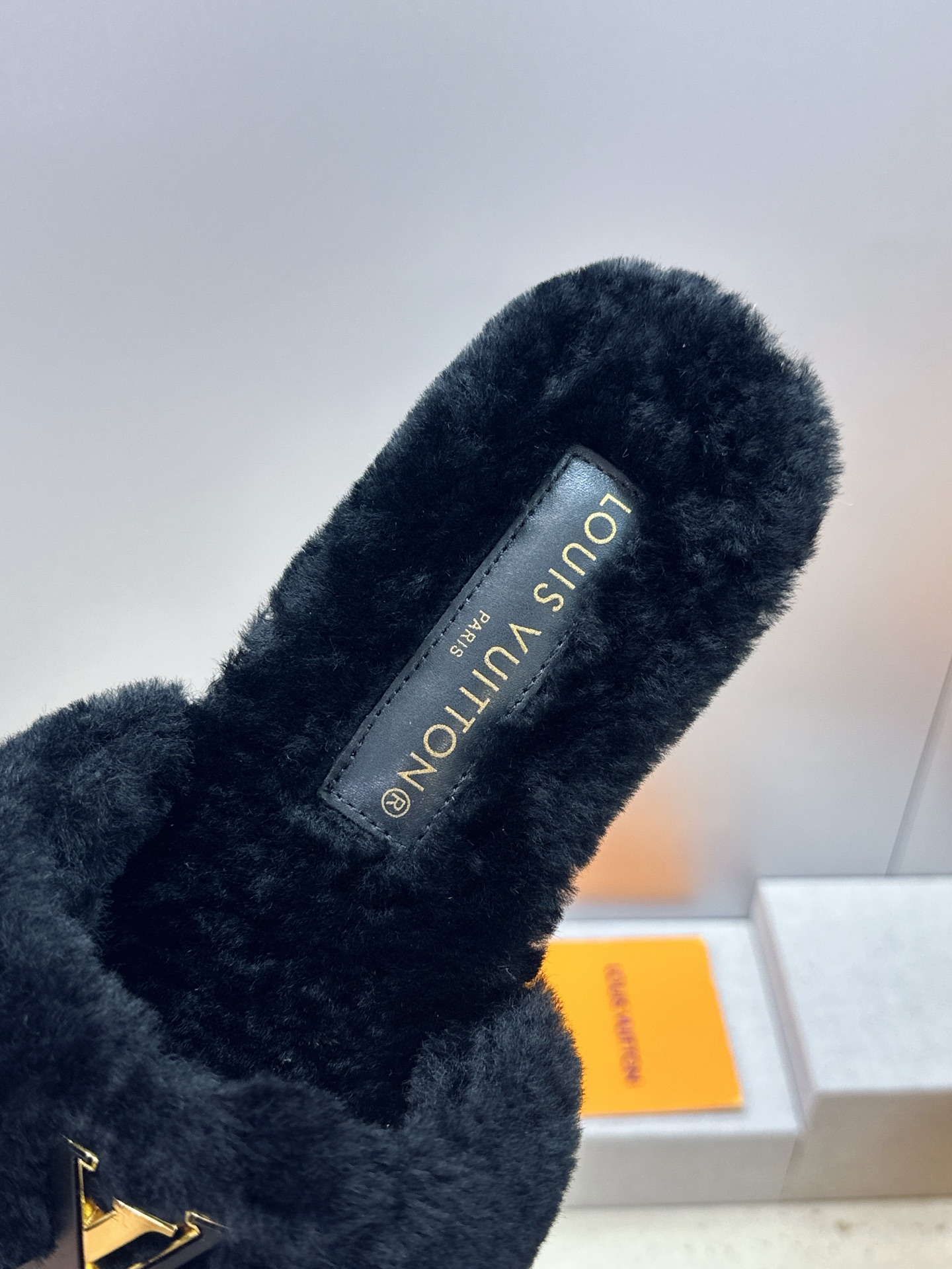Louis Vuitton 2026秋冬新款时尚百搭羊羔毛女拖鞋 LV字母logo五金扣平底拼色露趾草编居家鞋 材质: Louis Vuitton 2026秋冬新款时尚百搭羊羔毛女拖鞋 LV字母logo五金扣平底拼色露趾草编居家鞋 材质: