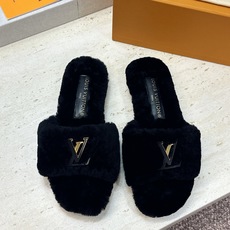 Louis Vuitton 2026秋冬新款时尚百搭羊羔毛女拖鞋 LV字母logo五金扣平底拼色露趾草编居家鞋 材质: Louis Vuitton 2026秋冬新款时尚百搭羊羔毛女拖鞋 LV字母logo五金扣平底拼色露趾草编居家鞋 材质: